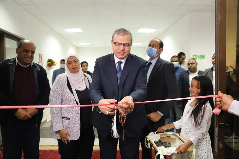 وزير القوي العاملة يفتتح معرض منتجات خريجات التدريب و.. يسلم 12 ماكينة أوفر و7 شنط عدد ضمن مبادرة حياة كريمة