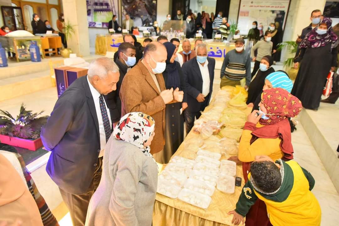 بالصور محافظ أسيوط يسلم 16 مشروعًا انتاجيًا مدرًا للدخل على السيدات المعيلات والأسر الأولى بالرعاية وذوي الهمم
