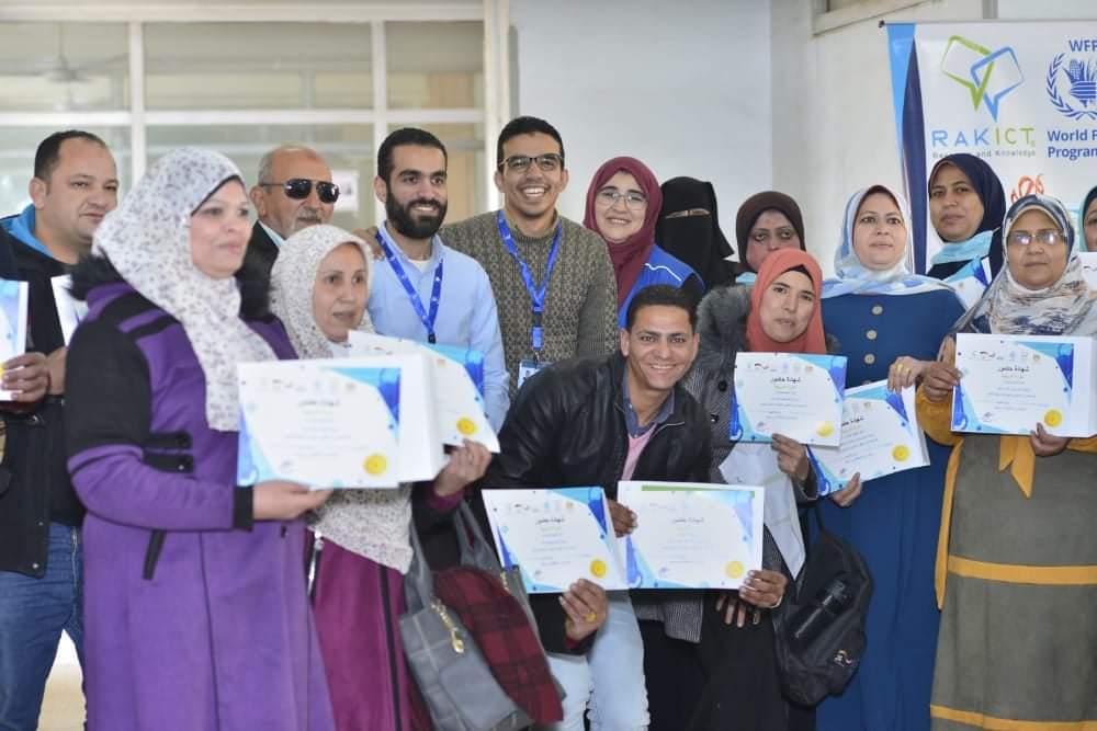 تسليم شهادات اجتياز تدريب العاملين بناصر وببا للعمل بالمراكز التكنولوجية بالمجمعات الخدمية بقرى حياة كريمة