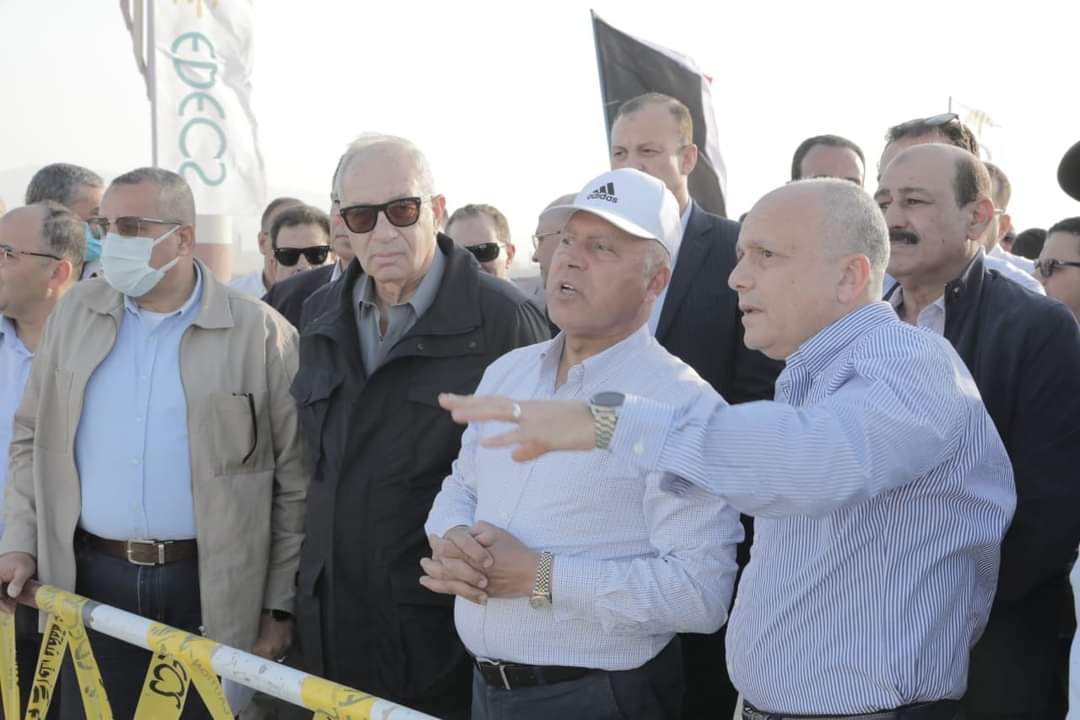 وزير النقل يتفقد مشروع استكمال تطوير ميناء السخنة ويتابع أعمال إنشاء الأحواض الجديدة ومعدلات تنفيذ شبكة السكك الحديدية والطرق داخل الميناء 