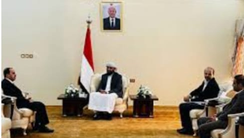 نائب رئيس المجلس الرئاسي اليمني يؤكد أهمية توحيد الخطاب الإعلامي