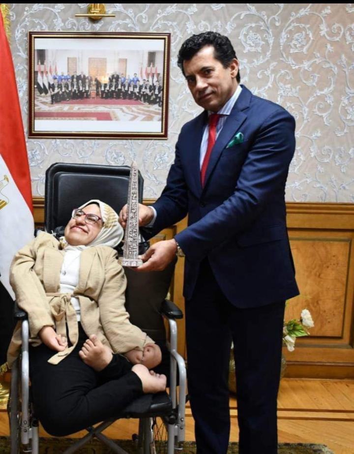 الكاتبه والفنانة التشكيلية أصغر سفيرة سلام تتحدي إعاقتها وترسم وتكتب بفمها حلمها أن تكون مذيعة