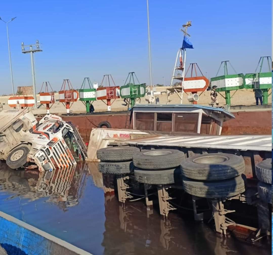 ميل معدية الشط بقناة السويس أثناء تحميلها بالشاحنات