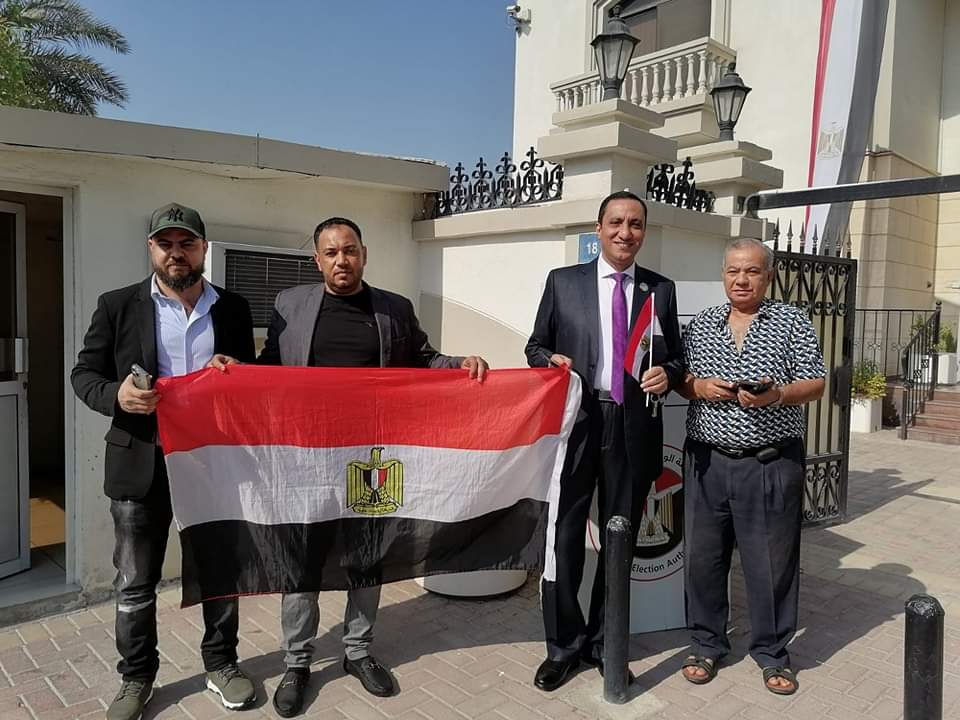 المصريون يتوافدون على مقر السفارة المصرية بالبحرين في ثاني أيام التصويت في الانتخابات الرئاسية