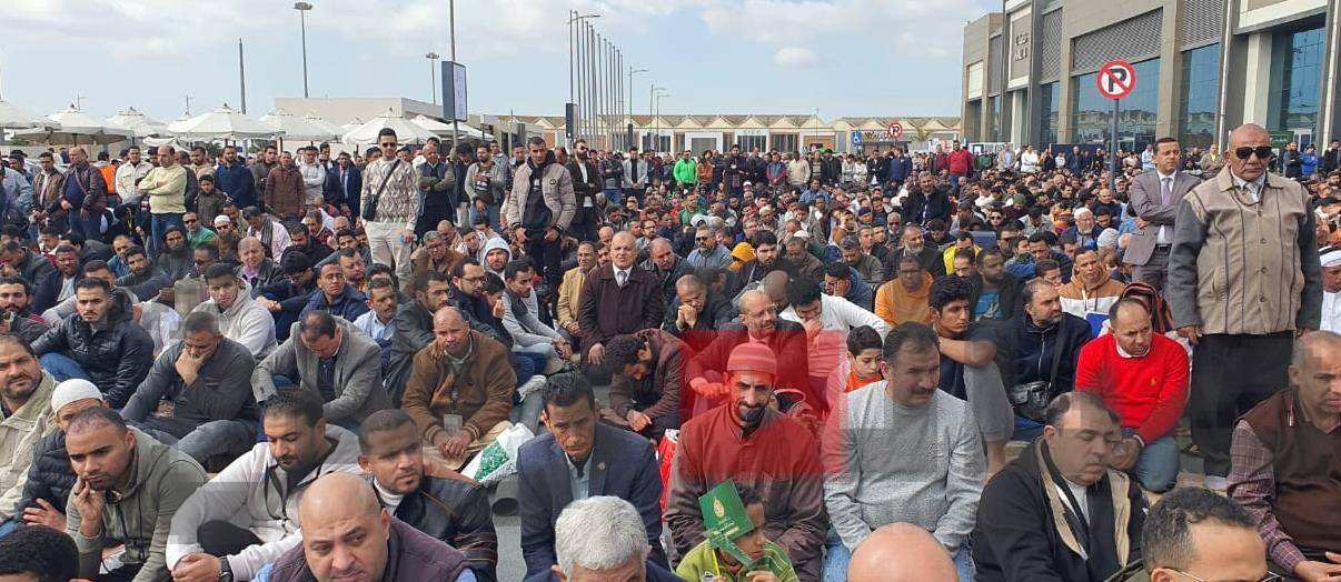 الآلاف من زائري معرض القاهرة الدولي للكتاب يؤدون صلاة الجمعة