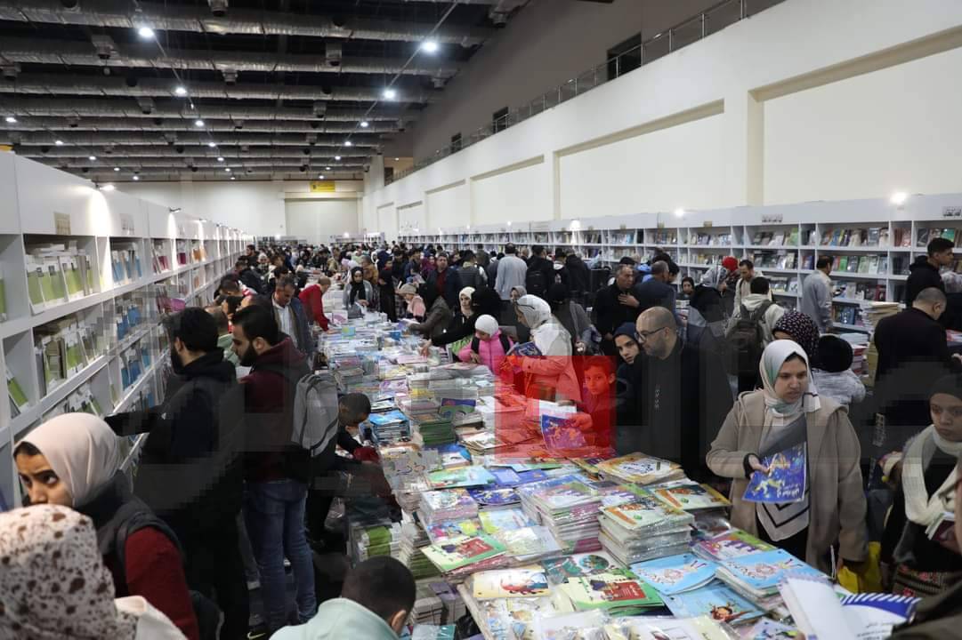 إقبال كثيف من المتردد على معرض القاهرة المترددين علي معرض الكتاب اليوم