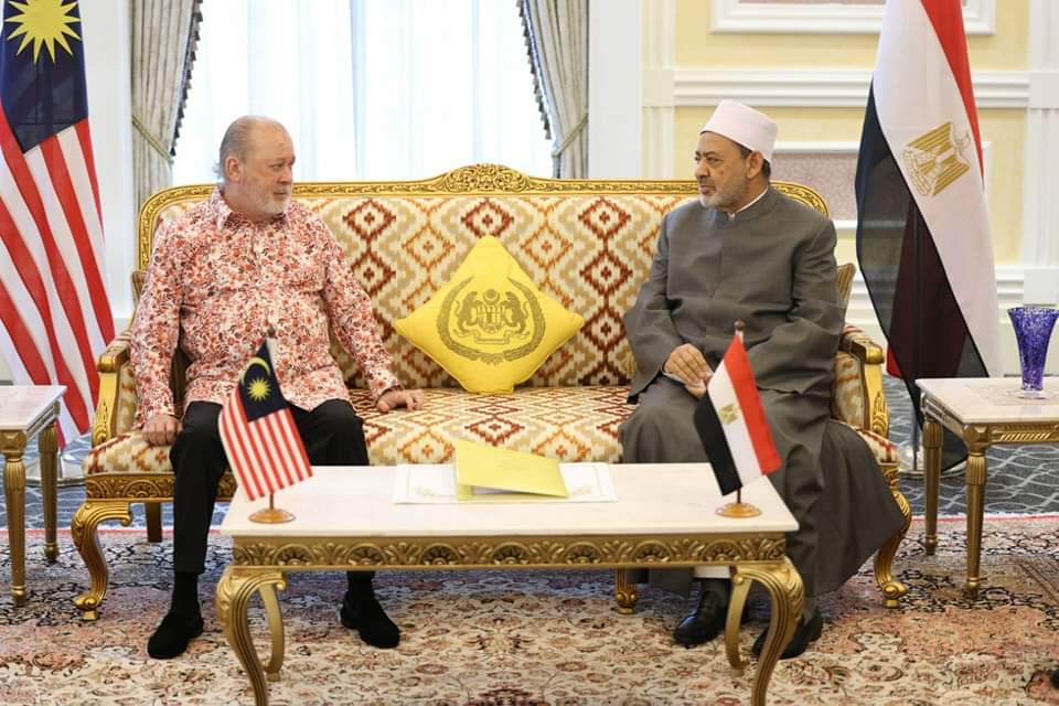 ملك ماليزيا يستقبل شيخ الأزهر ويناقشان سُبُل الاستفادة من خبرات الأزهر في مكافحة التطرف