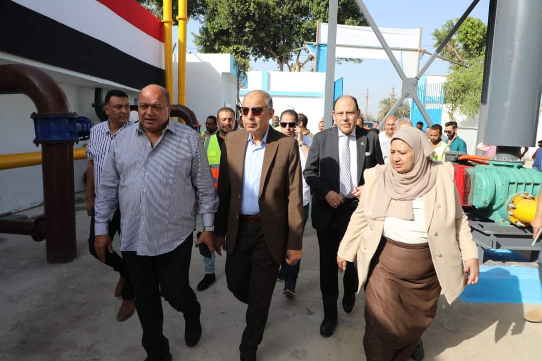 محافظ المنيا يتفقد محطة مياه قلندول بملوى