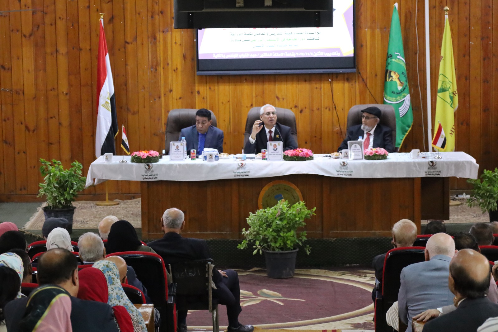 رئيس جامعة المنيا يتفقد الوحدات الإنتاجية بكلية الزراعة ويُعلن عن إنشاء مركز لتسويق المُنتجات