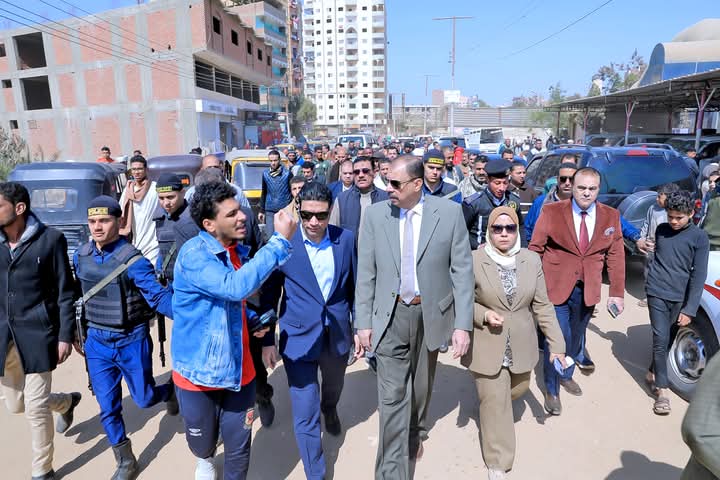 محافظ سوهاج يتفقد الوضع العام بالشارع ومستوى الخدمات المقدمة للمواطنين .. ويستمع إلى مطالب أهالي المنشاة