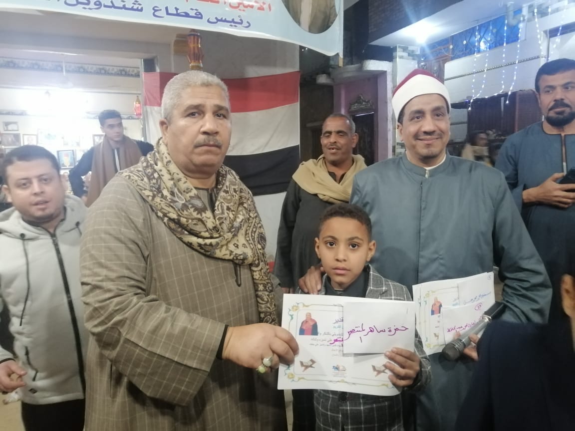 كمال الشندويلي يكرم أكثر من 450 حافظاً للقرآن الكريم بقرية شندويل البلد بالمراغة سوهاج