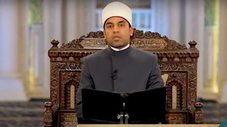 “إمام مسجد السيدة زينب يكشف عن أسرار سورة النحل: نعم الله ودلائل التوحيد”