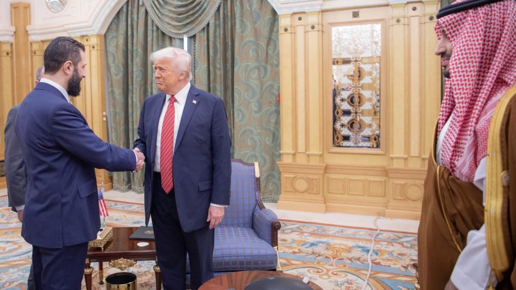 ترامب يوقّع قرارًا تاريخيًا برفع العقوبات عن سوريا